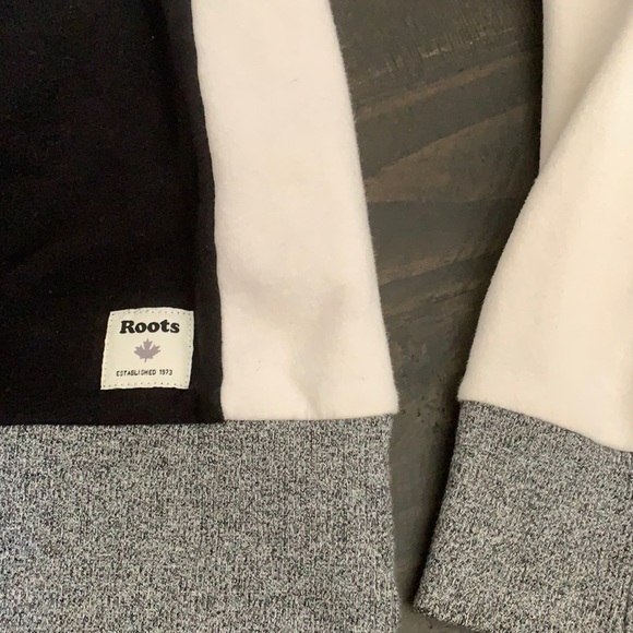 Roots Canada black, grey, white crew sweatshirt - Picture 4 of 4